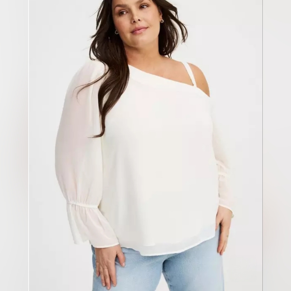 TORRID SZ 2 WHISPER WHITE Asymmetrical Blouse